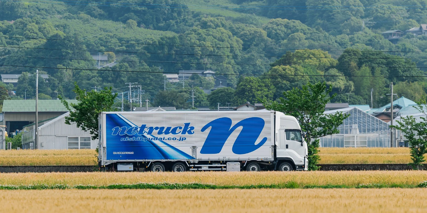 トラックが走っている写真