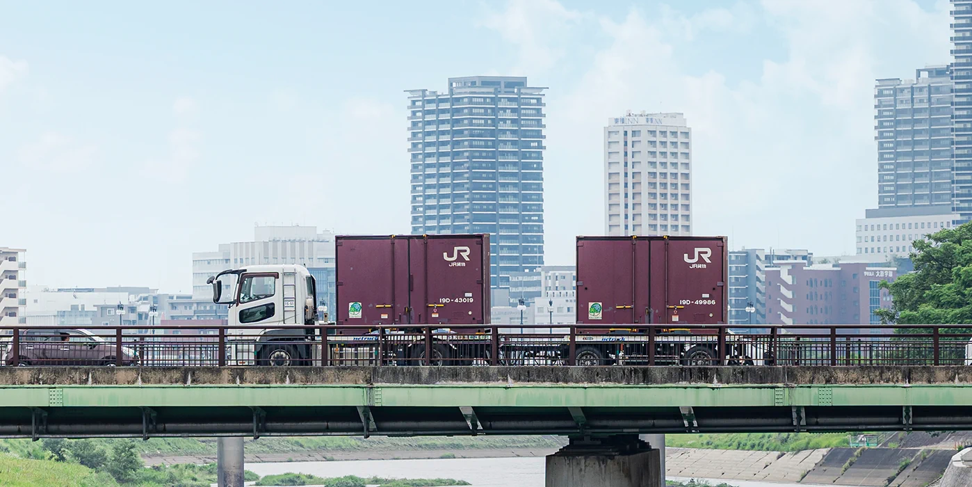 貨物鉄道が走っている写真