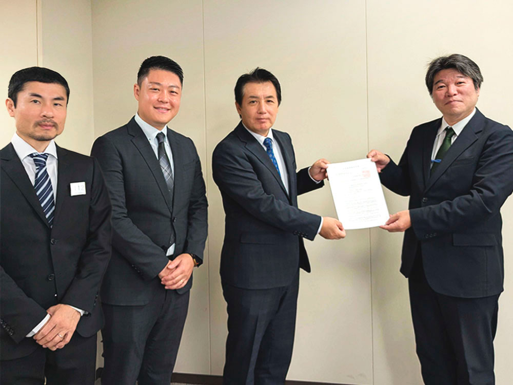 保税蔵置場の許可書交付式が門司税関にて行われました